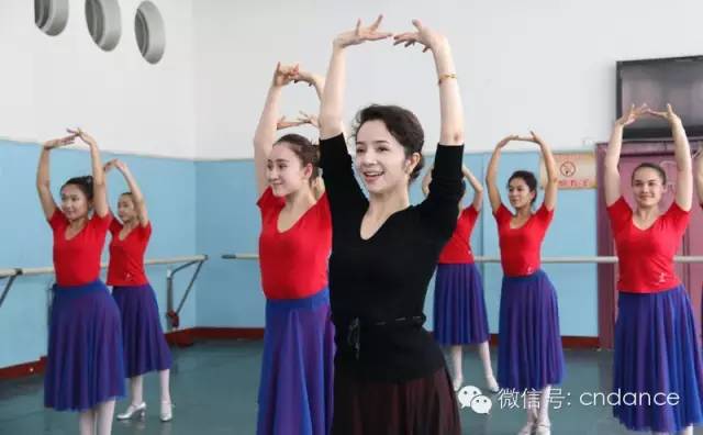 学舞蹈的秘诀与挑战：从学生与老师的对话看