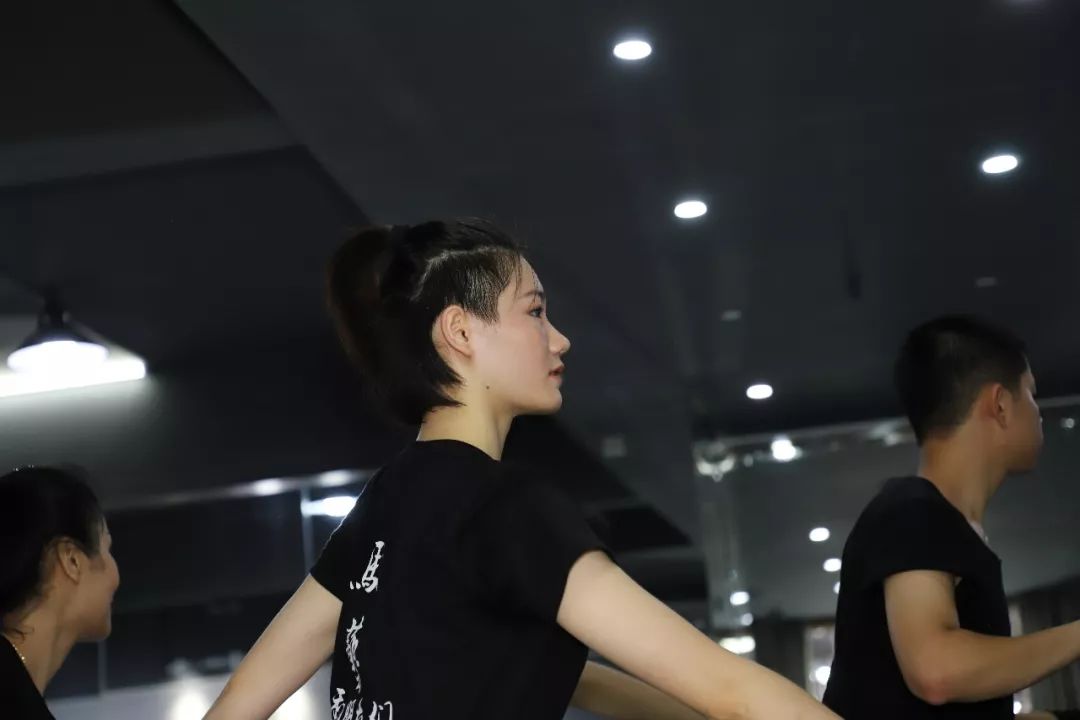 舞蹈图片技能生活图片大全_舞蹈图片基本功造型_生活技能舞蹈图片