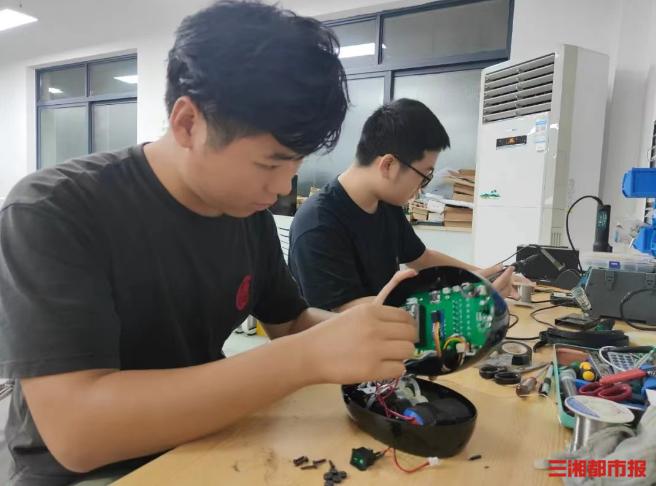 长沙职校学生研发上肢康复训练系统，脑机接