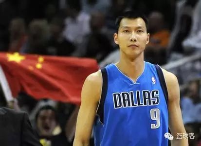 前锋的球怎么转弯_篮球前锋传球技巧_前锋的跑位和传接球