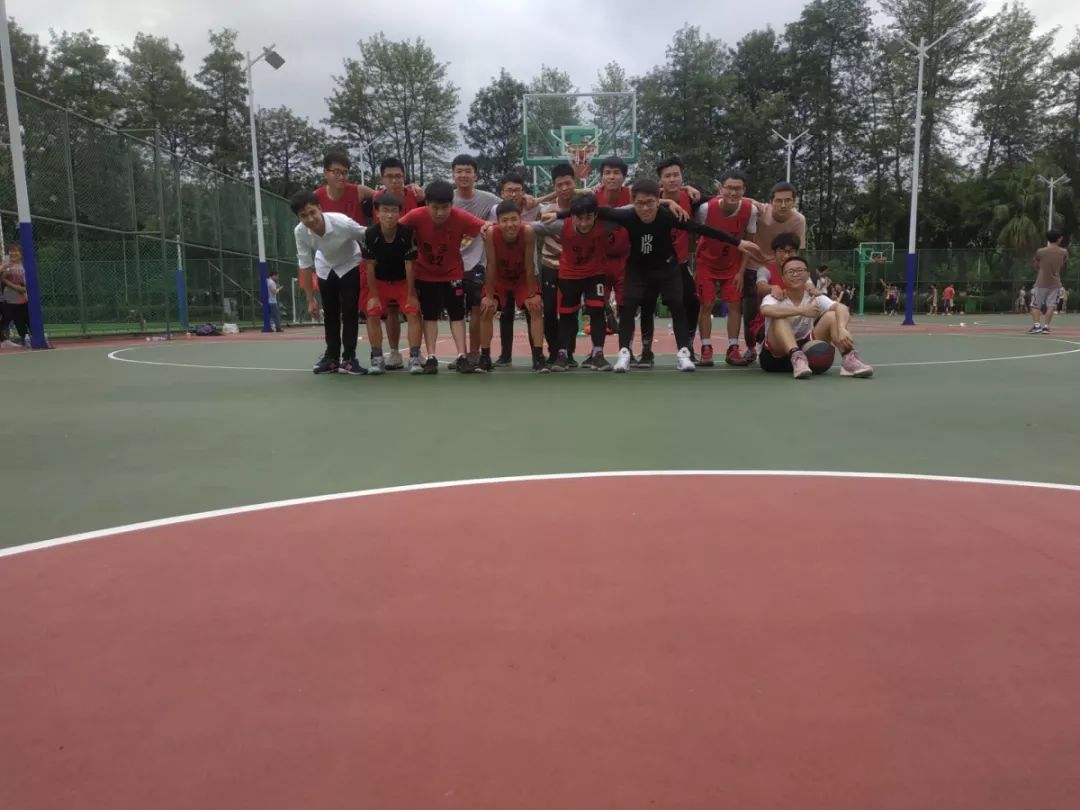 前锋传球篮球技巧教学_前锋传球篮球技巧图解_篮球前锋传球技巧