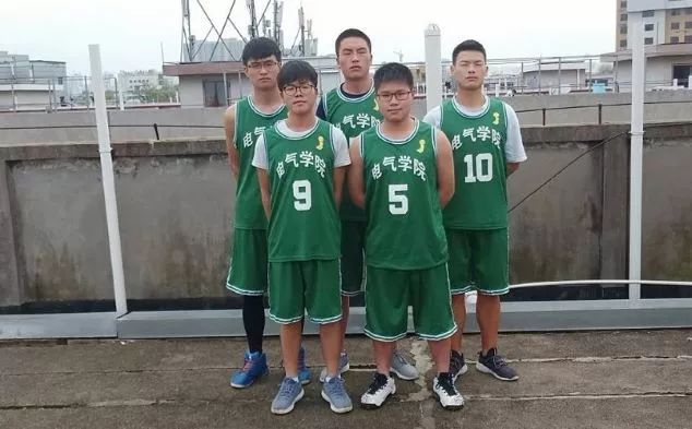 篮球前锋传球技巧_前锋传球篮球技巧图解_前锋传球篮球技巧教学