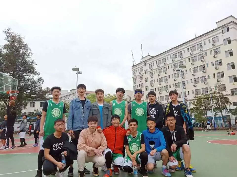 篮球前锋传球技巧_前锋传球篮球技巧图解_前锋传球篮球技巧教学