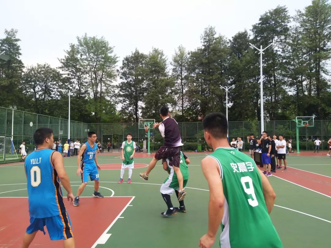 前锋传球篮球技巧教学_前锋传球篮球技巧图解_篮球前锋传球技巧