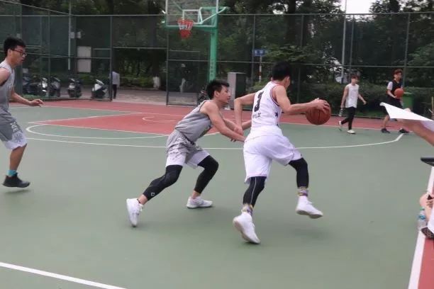 前锋传球篮球技巧教学_前锋传球篮球技巧图解_篮球前锋传球技巧