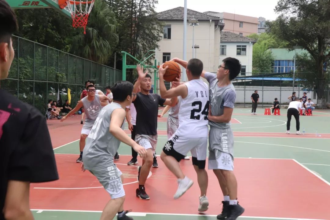 前锋传球篮球技巧教学_前锋传球篮球技巧图解_篮球前锋传球技巧