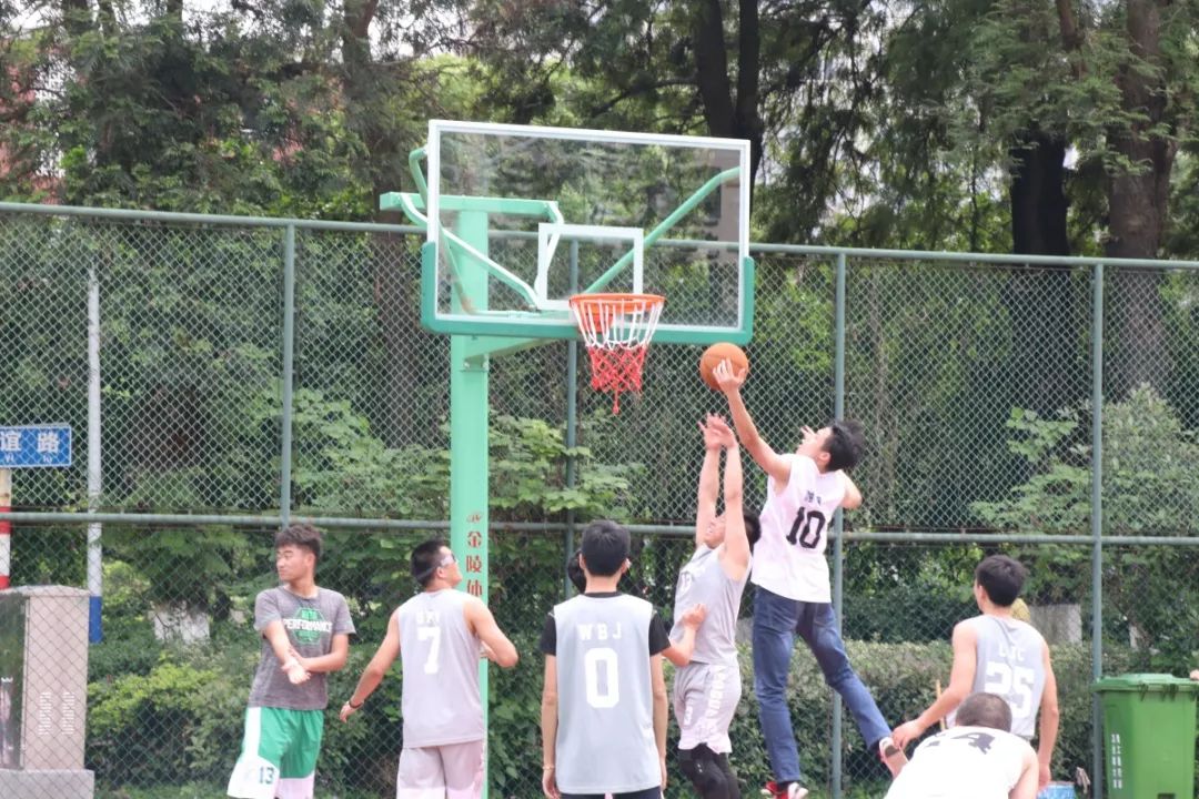前锋传球篮球技巧教学_篮球前锋传球技巧_前锋传球篮球技巧图解