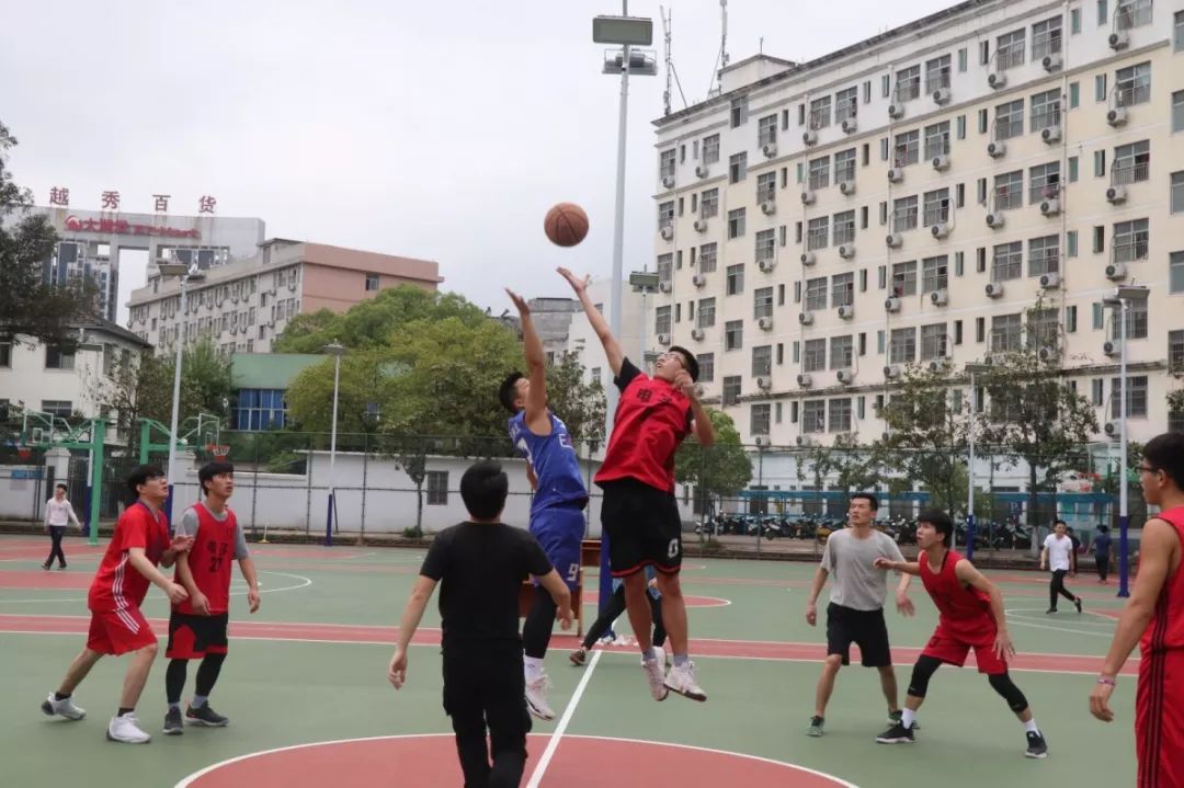 篮球前锋传球技巧_前锋传球篮球技巧图解_前锋传球篮球技巧教学