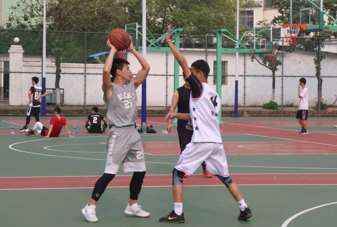 前锋传球篮球技巧图解_篮球前锋传球技巧_前锋传球篮球技巧教学