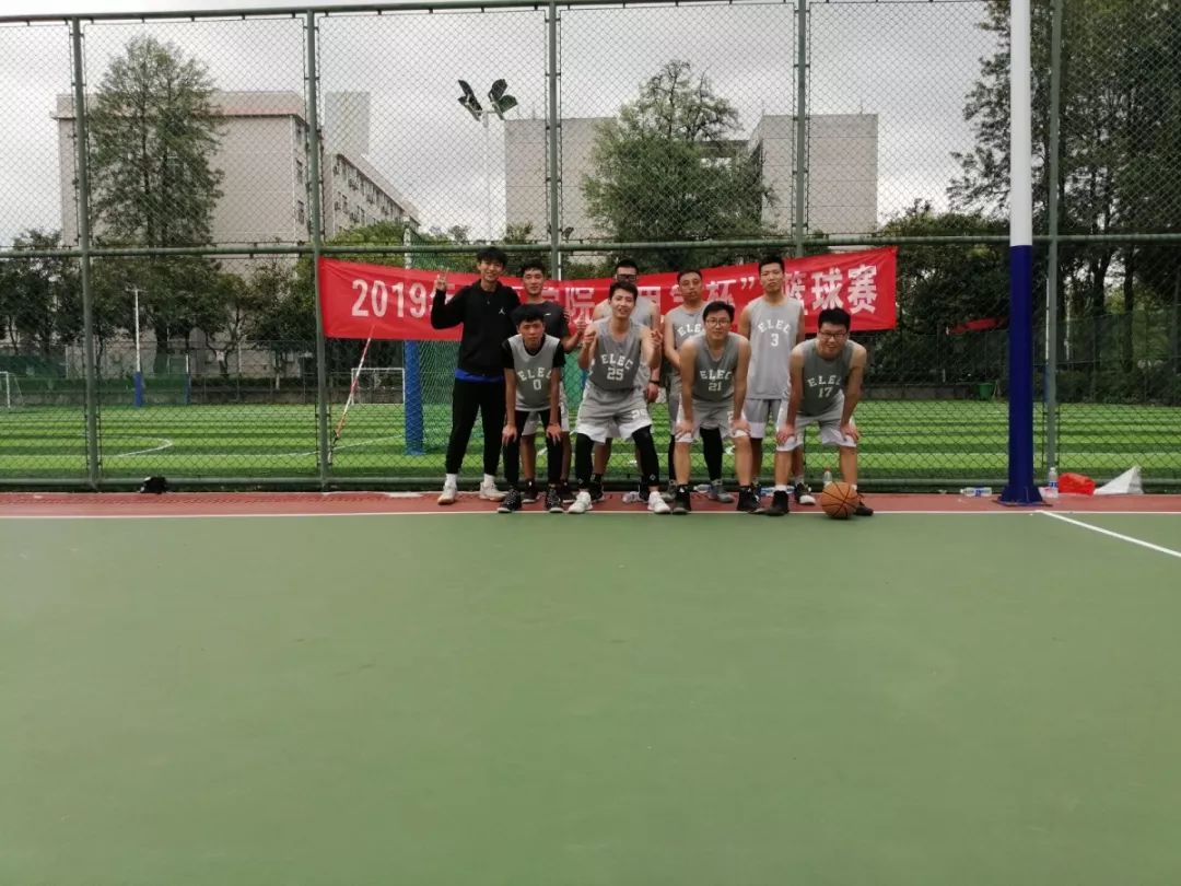 篮球前锋传球技巧_前锋传球篮球技巧教学_前锋传球篮球技巧图解