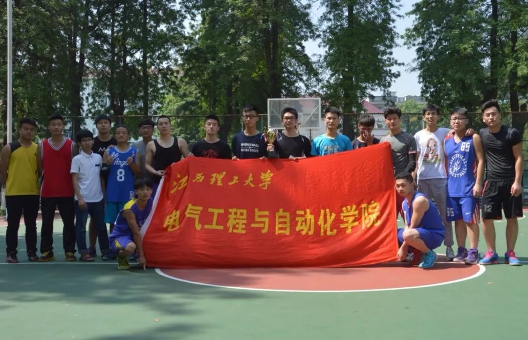 前锋传球篮球技巧教学_前锋传球篮球技巧图解_篮球前锋传球技巧